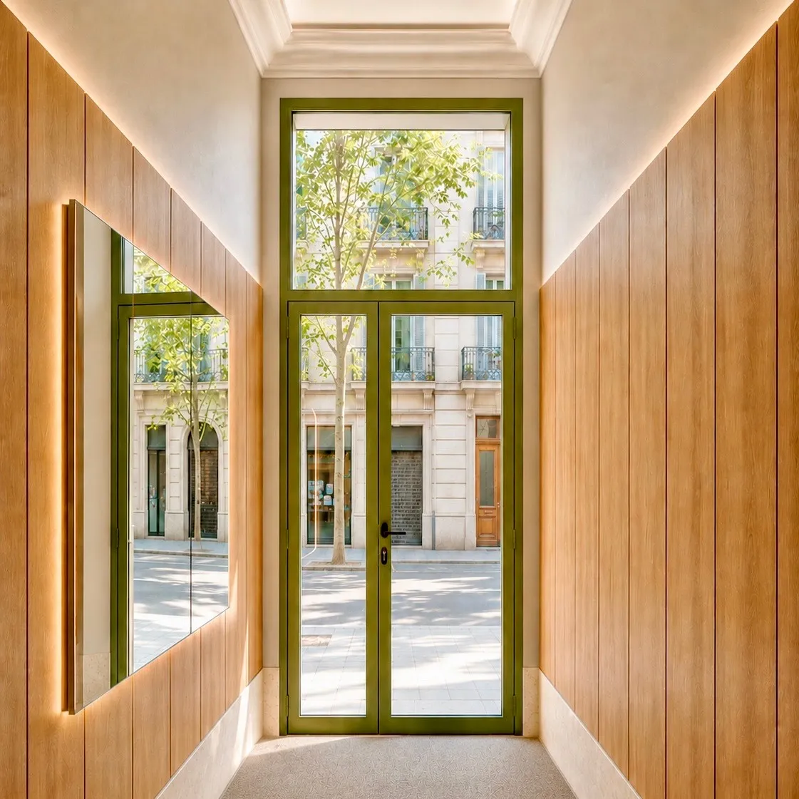 Portal reformado con paredes de roble y puerta verde oliva, obra de Kamay