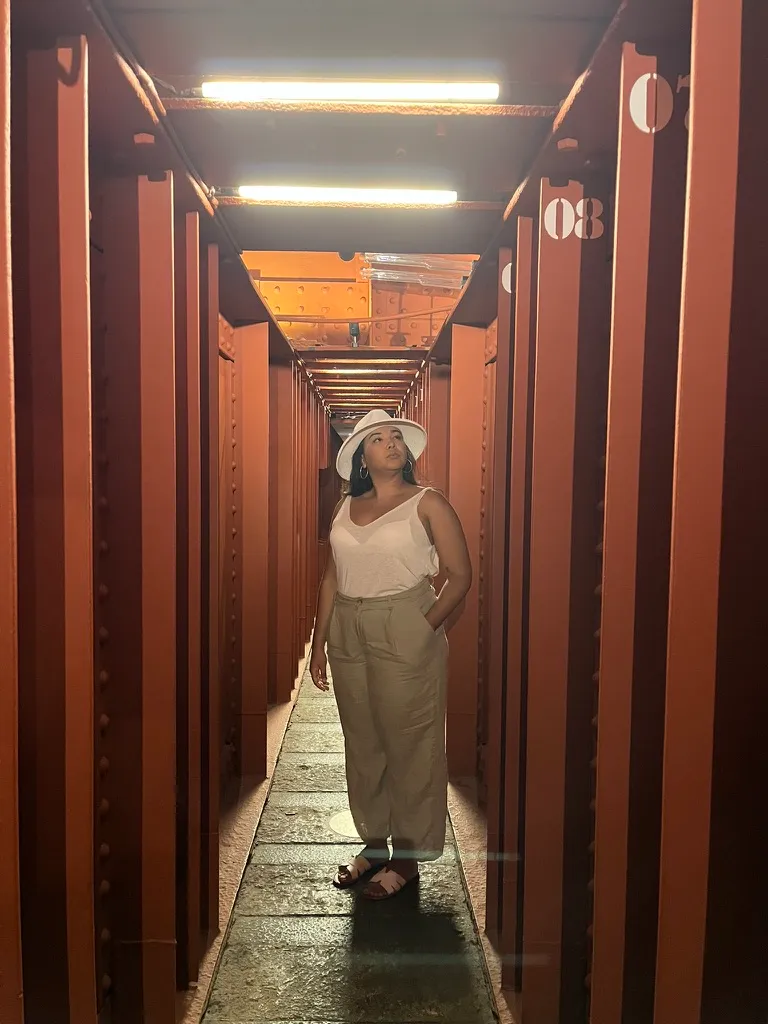 Karla Mendoza, ingeniera de edificación y fundadora de Kamay, en un pasillo de estructura metálica