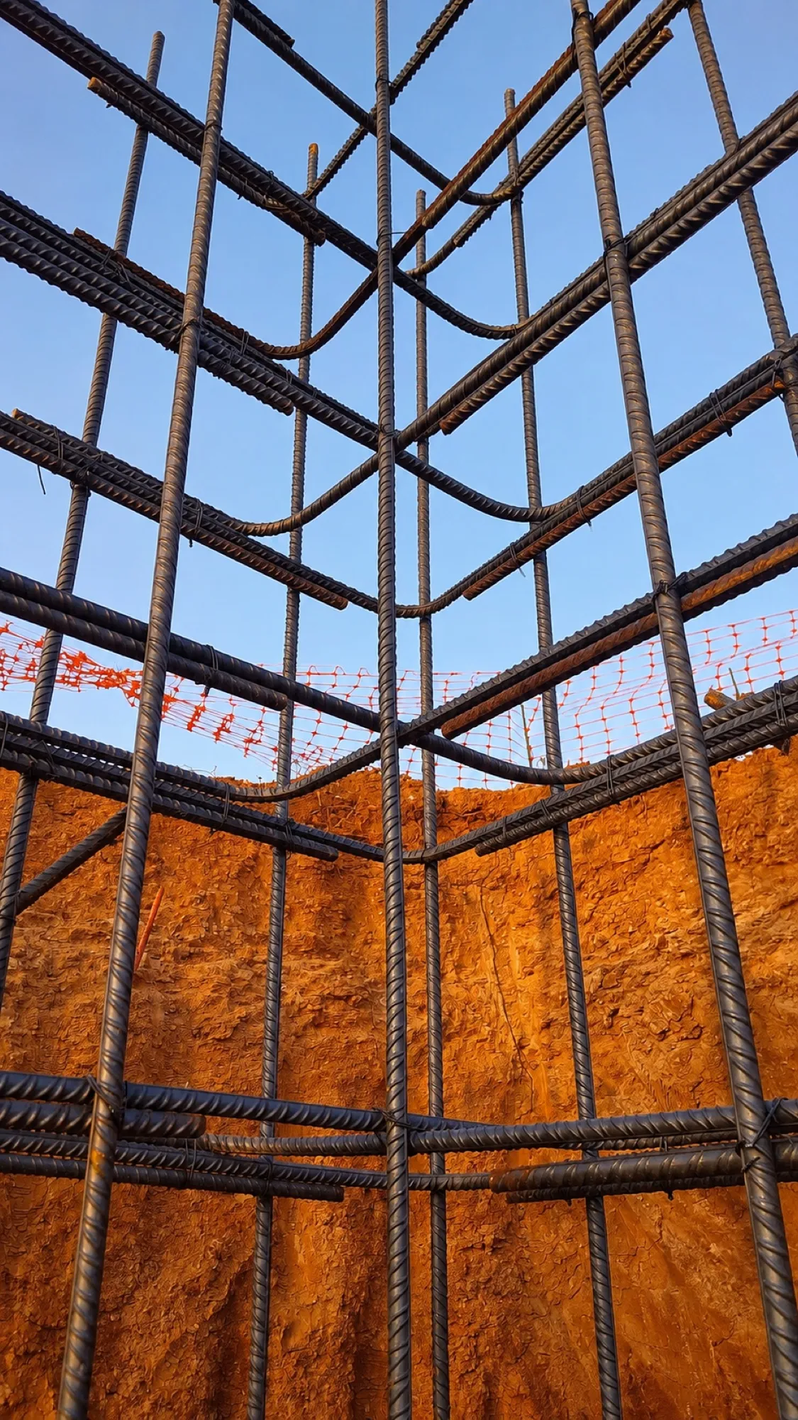 Armadura de acero corrugado en una obra dirigida por Kamay, arquitectura técnica en Ibiza