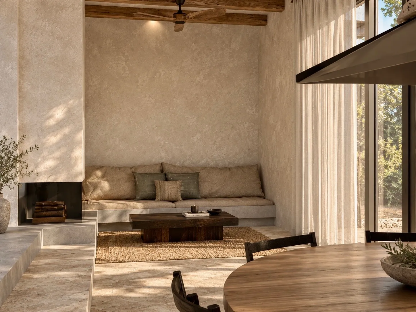 Salón de Can n'Anna con sofá de obra, chimenea y vigas de madera, proyecto de interiorismo de Kamay en Ibiza
