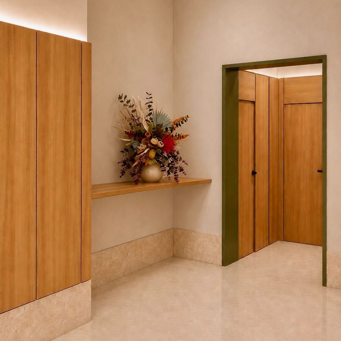 Vestíbulo de un portal reformado con revestimientos de madera, reforma dirigida por Kamay